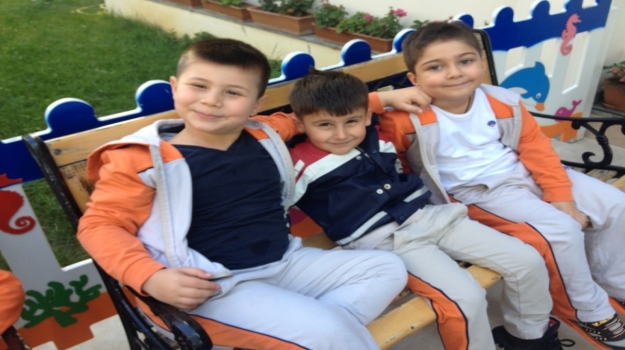 Okyanus Kolejleri Beylikdüzü Okul Öncesi Gökkuşağı Grubu Bahçede Sohbet Ediyor
