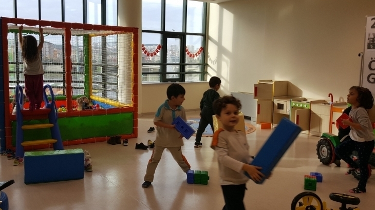Sancaktepe Okyanus Koleji Okul Öncesi Bulutlar Grubu Öğrencileri Oyun Salonunda