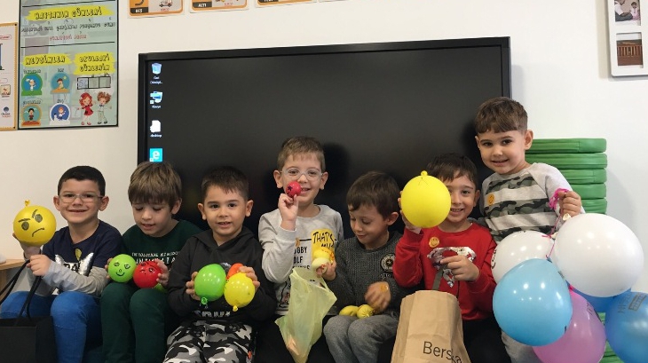 Yıldızlar ve Güneş Grubu Life Skills Dersinde Duygu Balonlarını Sunuyor
