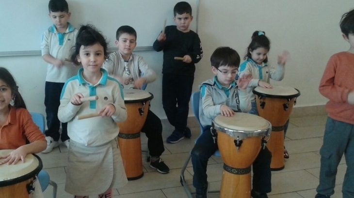 Incek okul öncesi gezegenler sinifi müzik dersinde djembe ve ritm çubukları ile grup calismasi yaptilar.