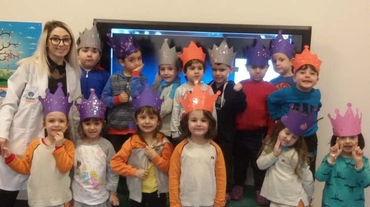 Incek Okyanus College Pre-school Çiçekler Group Students Read The Story ''Frog and Prince''