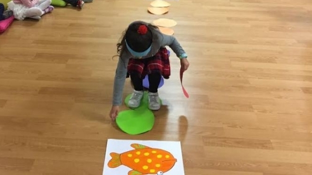 Bahçelievler Okul Öncesi Yıldızlar Grubu Öğrencileri İngilizce dersinde Hooray For Fish kitabını işliyor