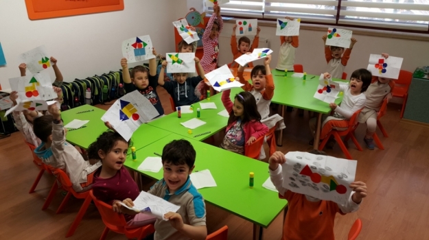 Bahçelievler Okyanus Okul Öncesi Gökkuşağı Grubu Sanat Etkinliği Dersinde