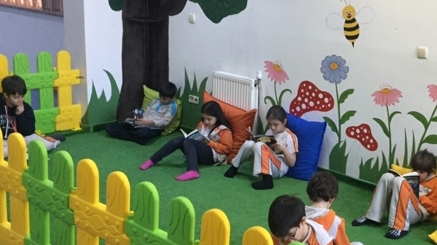 Bahçeşehir Üstün Zekalılar İlkokulu 3-E ve 3-F Sınıfları Okuma Bahçesinde
