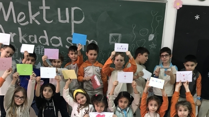 Bahçeşehir Okyanus Koleji İlkokul 2.Sınıf öğrencileri mektup yazmayı öğreniyor.