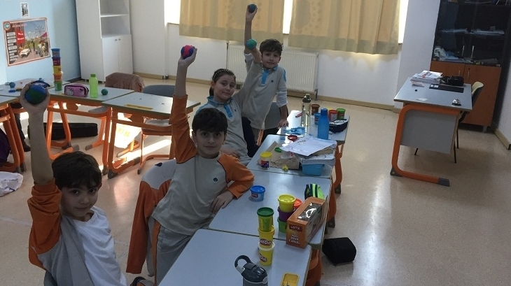 Üstün Zekâlılar ve Yetenekliler İlkokulu 4-F Sınıfı Dünyanın Katmanlarının Maketini Yaptılar.