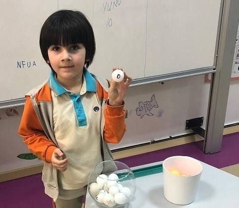 Bahçeşehir Okyanus Koleji Üstün Zekalılar ve Yetenekliler İlkokulu 1-E Sınıfı Öğrencileri ‘’Pinpon Toplarıyla Kelime Oyunu’’ Etkinliğinde