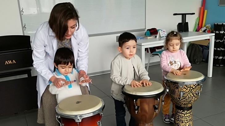 Beykent Okyanus Koleji Okul Öncesi Çiçekler Grubu Öğrencileri Müzik Dersinde
