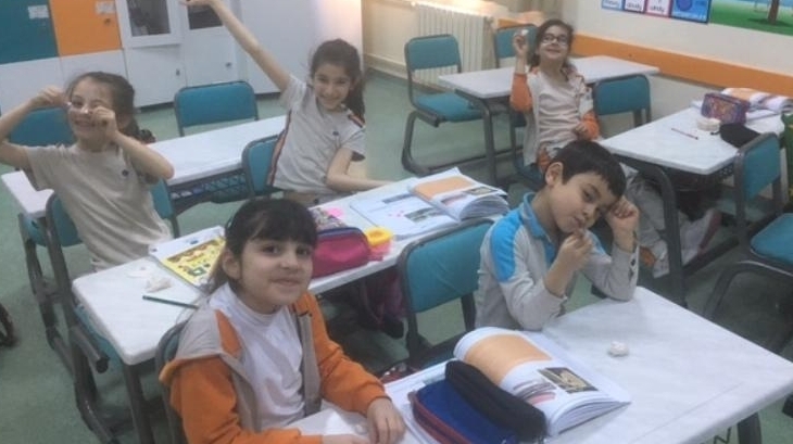 2.Sınıf öğrencileri Çince Dil kulübü dersinde Çin yemek çubuğu (KUAİZİ) kullanmayı öğrendiler
