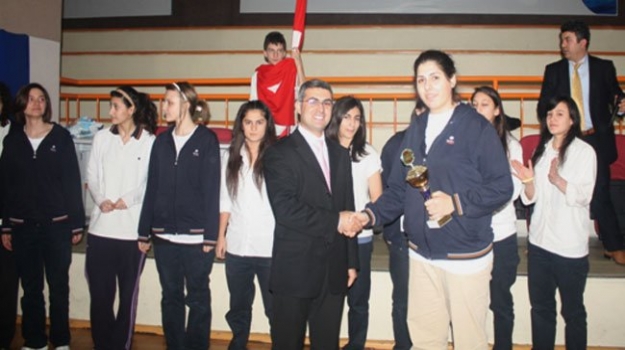 Beylikdüzü Voleybol Takımımız İlçe 2.'liği Kupasıyla