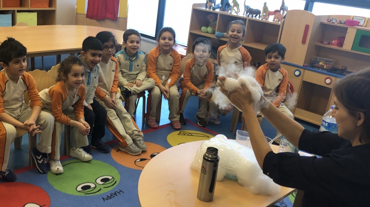 Bornova Okyanus Koleji Okul Öncesi Bulutlar Sınıfı veli katılımı etkinliğinde kuru buz deneyi yaptılar.