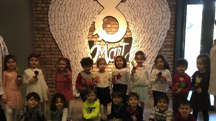 Bornova Okyanus Koleji Okul Öncesi Grubu Öğrencileri 8 Mart Dünya Kadınlar Günü Etkinliğinde