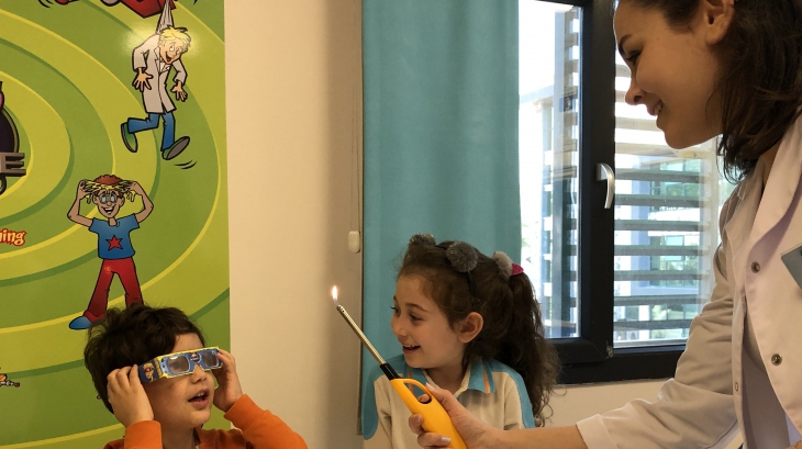 Bornova Okyanus Koleji Okul Öncesi Öğrencileri  Mad Science Dersinde