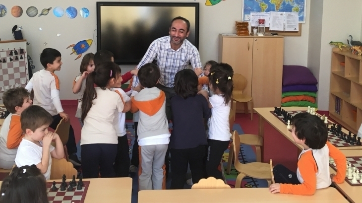 Çekmeköy Okul Öncesi Gökkuşağı Grubu Satranç Dersinde