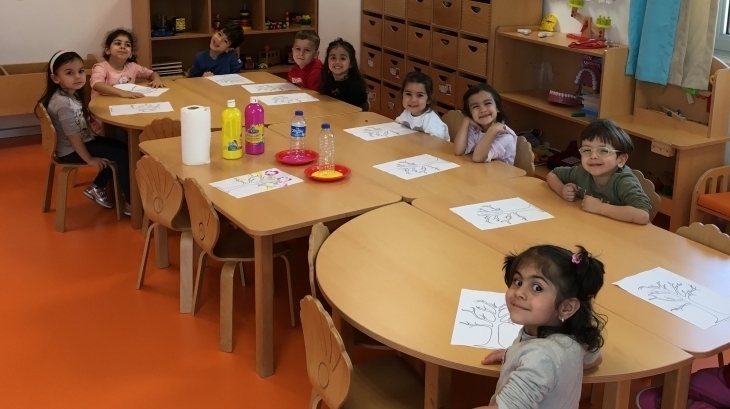 Çiçekler Sınıfı Şişe Baskısı ile 'Bahar Çiçekleri' Adlı Etkinliği Yapıyor