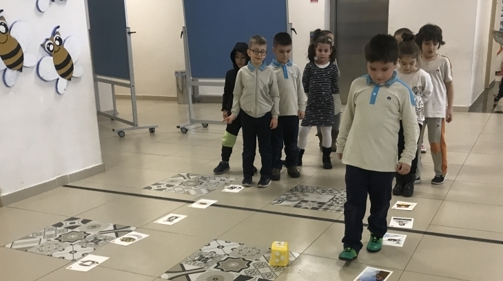 Öğrencileri Öğle Aralarını İngilizce Koridor Etkinliğiyle Geçirdiler