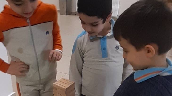 Eryaman Okyanus Koleji İlkokul Kademesi Öğlen Arasında Oyun Oynuyor