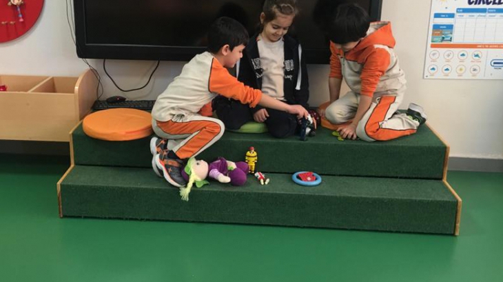 Eryaman Okyanus Koleji Okul Öncesi Kademesi Öğrencileri farklı nesneler kullanarak kendi hikayelerini oluşturdular.