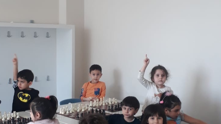 Eryaman Okyanus Koleji Okul Öncesi Kademesi Öğrencileri satranç dersindeler