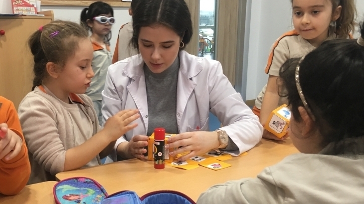 Güneş Grubu İngilizce Bilingual Dersinde “The Farmyard Jamboree” Hikayesini Dinleyip  Animal Dice Etkinliği Yaptı