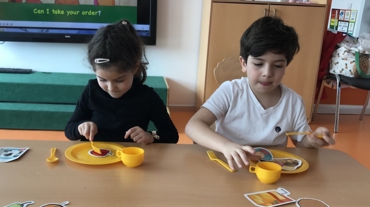 Güneş ve Yıldızlar Sınıfı Dışarıda Yemek Yeme Oyunu Oynadılar