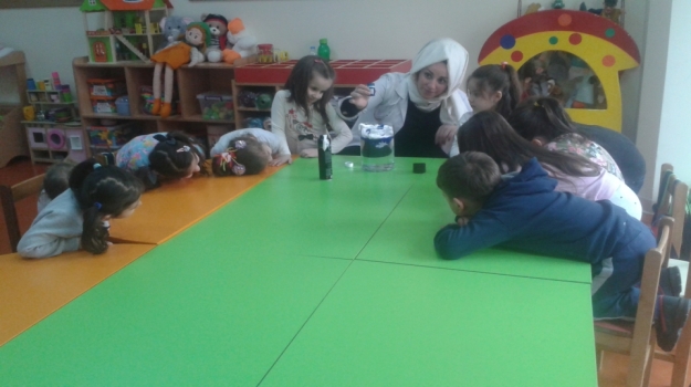 Okul Öncesi  Balıklar Grubu Yağmur Bulutları İsimli Deney Yapıyor.