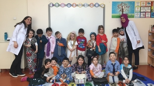 Güneşli Okyanus Koleji Okul Öncesi A Grubu Öğrencileri “Ailemi Tanıyorum” Etkinliği Yapıyor.