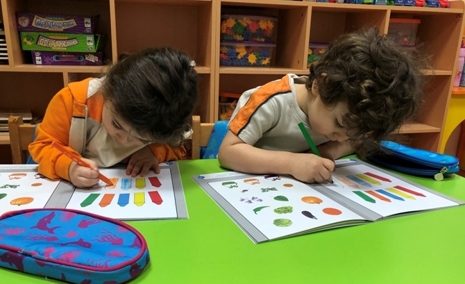 Güneşli Okyanus Koleji Okul Öncesi Çiçekler Grubu Okuma Yazmaya Hazırlık Dersinde