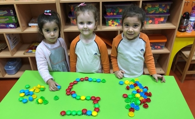 Güneşli Okyanus Koleji Okul Öncesi Çiçekler Grubu Okuma Yazmaya Hazırlık Dersinde