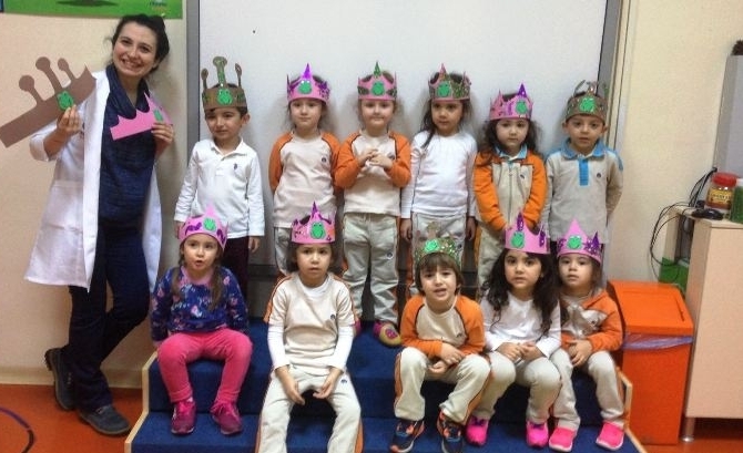 Güneşli Okyanus Koleji Okul Öncesi Çiçekler Grubu İngilizce Dersinde