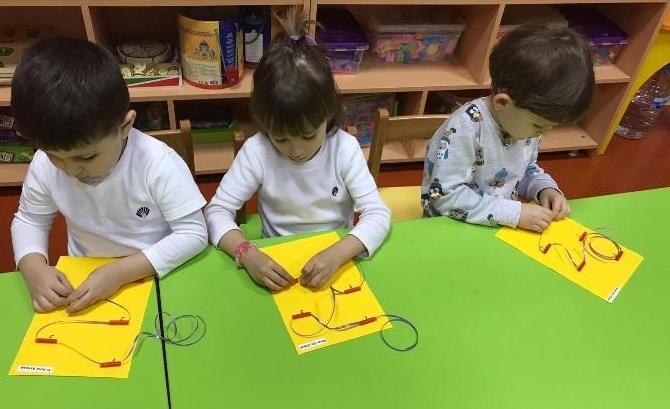 Güneşli Okyanus Koleji Okul Öncesi Çiçekler Grubu Öğrencileri Okuma Yazmaya Hazırlık Dersinde