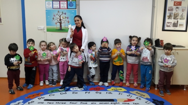 Okul Öncesi Çiçekler Grubu Bitki Yetiştirme Dramatizasyonu Yapıyor
