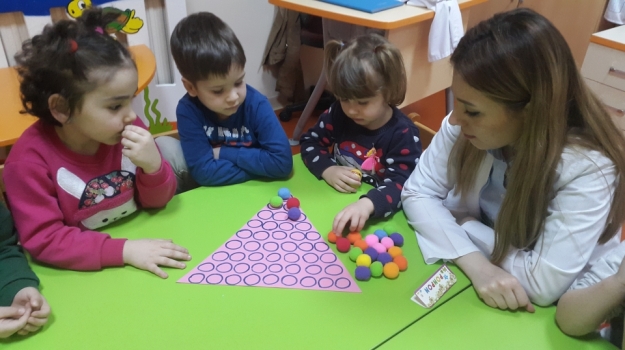 Güneşli Okyanus Koleji Okul Öncesi Çiçekler Grubu Matematik Oyunu Oynuyor