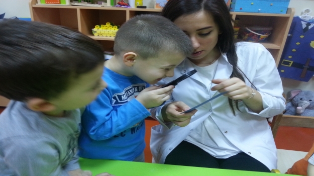 Güneşli Okyanus Koleji Okul Öncesi Çiçekler Grubu Parmak İzlerini İnceliyor