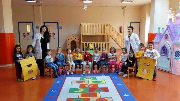 Güneşli Okyanus Koleji Okul Öncesi Çiçekler Grubu Tavşan Oyunu Oynuyor