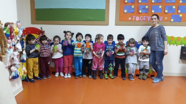 Okul Öncesi Çiçekler Grubu Veli Etkinliğinde Çiçek Ekiyor