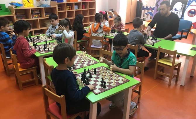 Güneşli Okyanus Koleji Okul Öncesi Gezegenler Grubu Satranç Dersinde