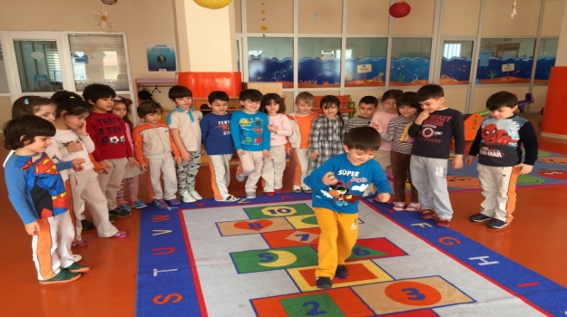 Güneşli Okyanus Koleji Okul Öncesi Gezegenler Grubu Oyun Etkinliği Yapıyor