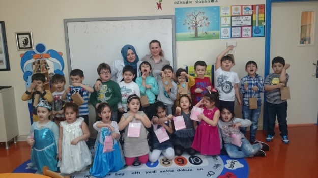 Güneşli Okyanus Koleji Okul Öncesi Gökkuşağı Grubu Oda Parfümü Yapıyor