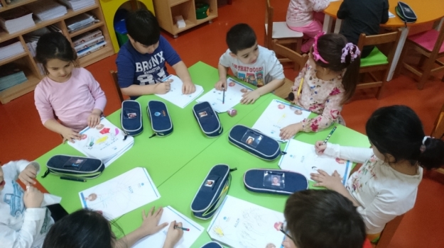 Okul Öncesi Gökkuşağı Grubu Portfolyo Sunumlarına Hazırlanıyor