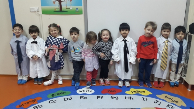 Okul Öncesi Rüzgârlar Ve Çiçekler Grubu Tak Takıştır Partisi Yapıyor