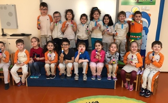 Güneşli Okyanus Koleji Okul Öncesi Yunuslar Grubu Sanat Etkinliği Dersinde