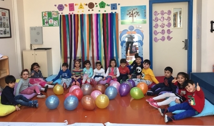 Güneşli Okyanus Koleji Okul Öncesi Yunuslar Grubu Renk Partisinde