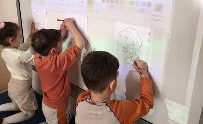 Güneşli Okyanus Koleji Okul Öncesi Yunuslar Grubu Sanat Etkinliği Dersinde
