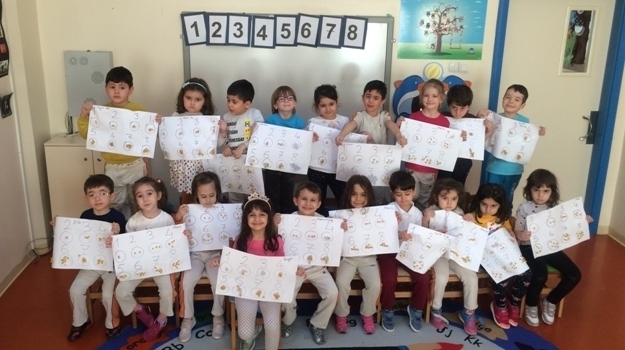 Güneşli Okyanus Koleji Okul Öncesi Yunuslar Grubu Makarnalardan Sayı Etkinliği Yapıyor