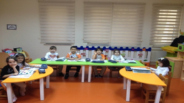 Güneşli Okyanus Koleji Yunuslar Grubu Okuma Yazma Çalışması Yapıyor