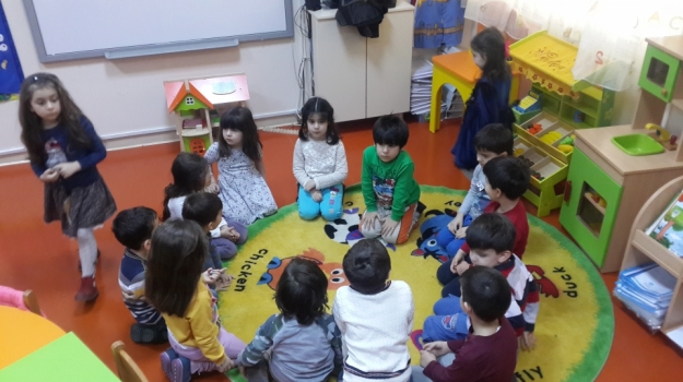 Güneşli Okyanus Okul Öncesi Balıklar Grubu Çömleğimde Ne Var? Oyunu Oynuyor