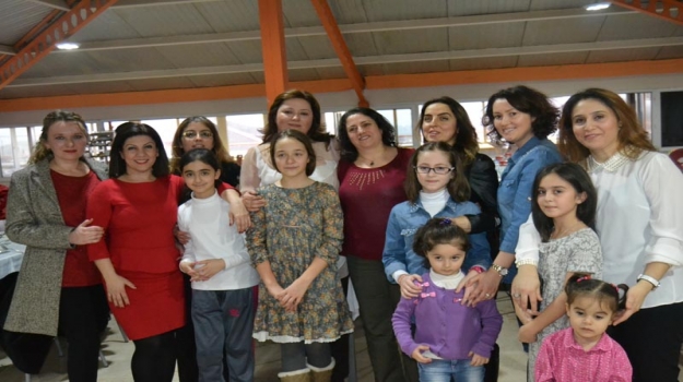 Güneşli Okyanus'ta Kadınlar Günü Matinesi