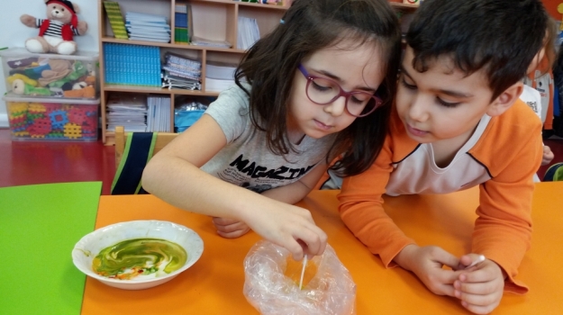 Halkalı Okul Öncesi Yıldızlar Grubu Öğrencileri Deney Yapıyor.