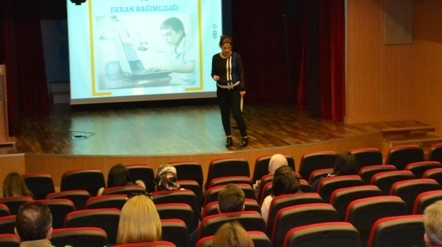 Fatih Kampüsünde İlkokul Velilerimize "İnternet ve Sosyal Medya Kullanımı" Semineri Düzenlendi